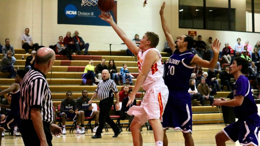 Junior Sam Amsbaugh recorded 40 points against Cardinals in Monday night’s win 82-66. Amsbaugh scored the
most points in a single game since 2006. (Photo: Jayde Vogeler, Photography Editor/The Simpsonian)