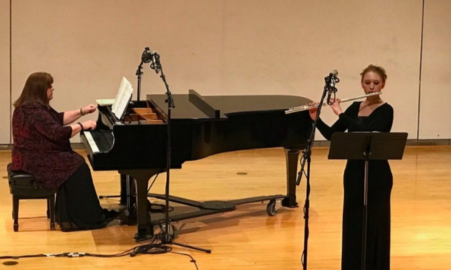 Senior+Katie+Dean+performed+an+original+composition+on+the+flute%0Aduring+her+senior+recital+on+Feb.+3.+Photo+by+Zoe+Seiler%2FThe+Simpsonian