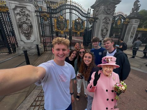 Simpson students outside of Buckingham Palace in London, England with Queen photoshopped in.