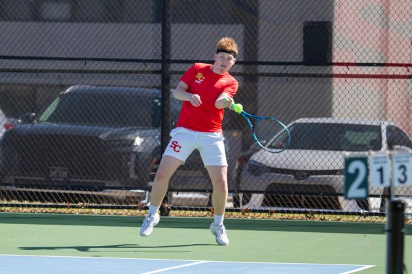Junior Drake Downard split a 1-1 record in both singles and doubles play against Luther and Monmouth College.